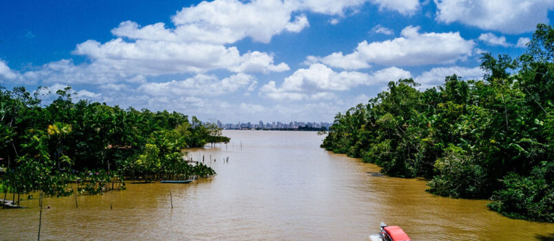 Embarcación navegando por un río.
