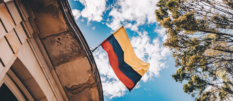 Turismo en el Eje Cafetero avanza en su recuperación tras el terremoto Bandera de Colombia en la facha de un edificio turístico.
