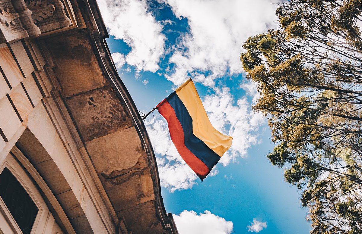 Bandera de Colombia en la facha de un edificio turístico.
