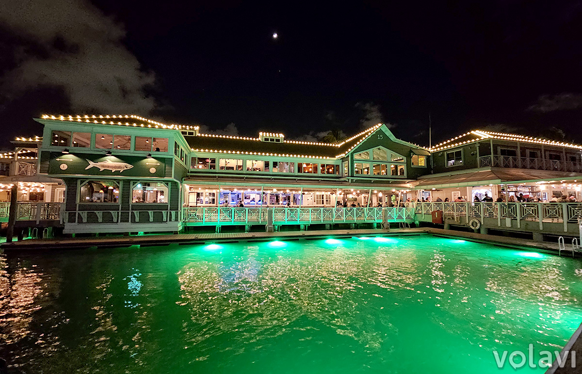 Vista de "15th Street Fisheries", segunda parada del Water Taxi.
