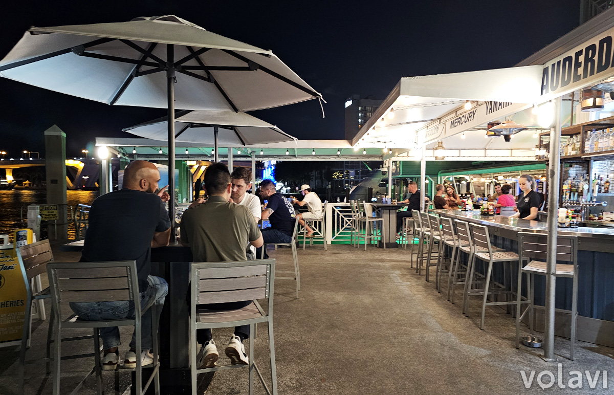Vista del área al aire libre en "15th St. Fisheries", donde se puede disfrutar de música en vivo con alimentos y bebidas.