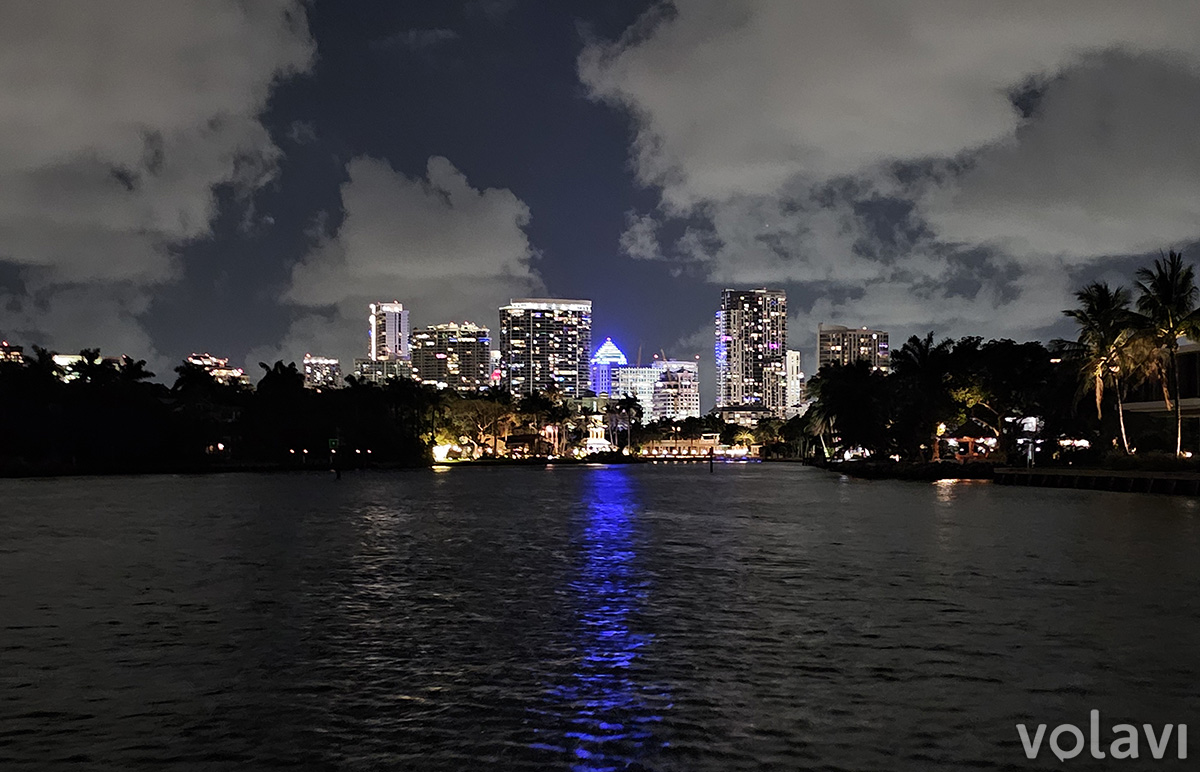Vista del "Downtown" de Fort Lauderdale desde los canales de la ciudad.