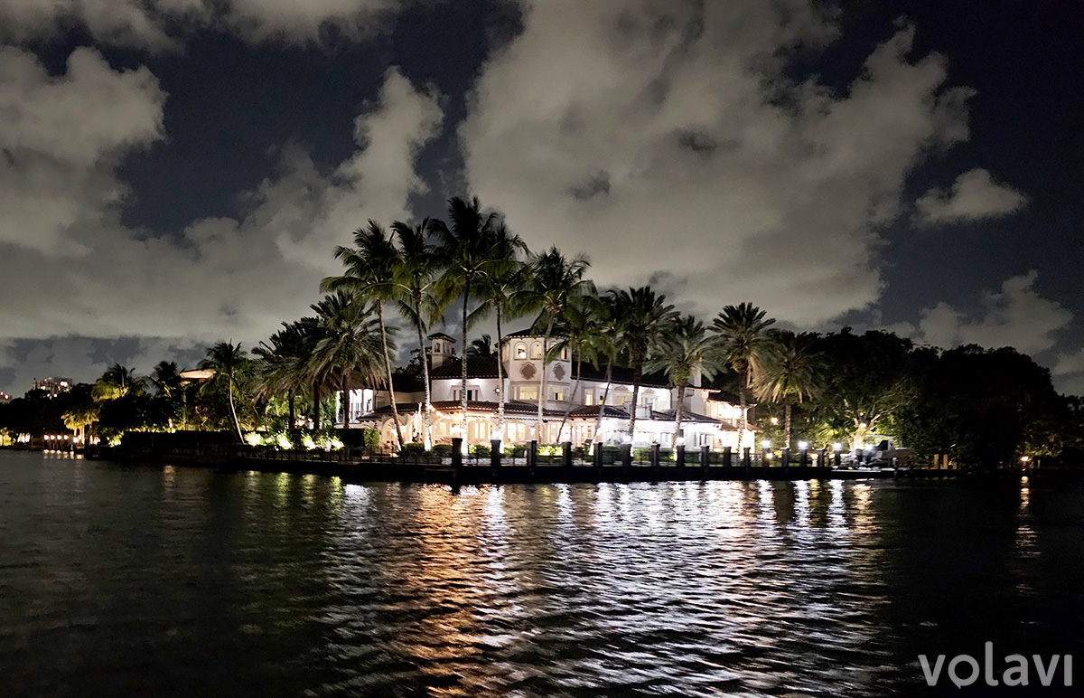 Vista nocturna de las mansiones de Fort Lauderdale desde el Water Taxi.