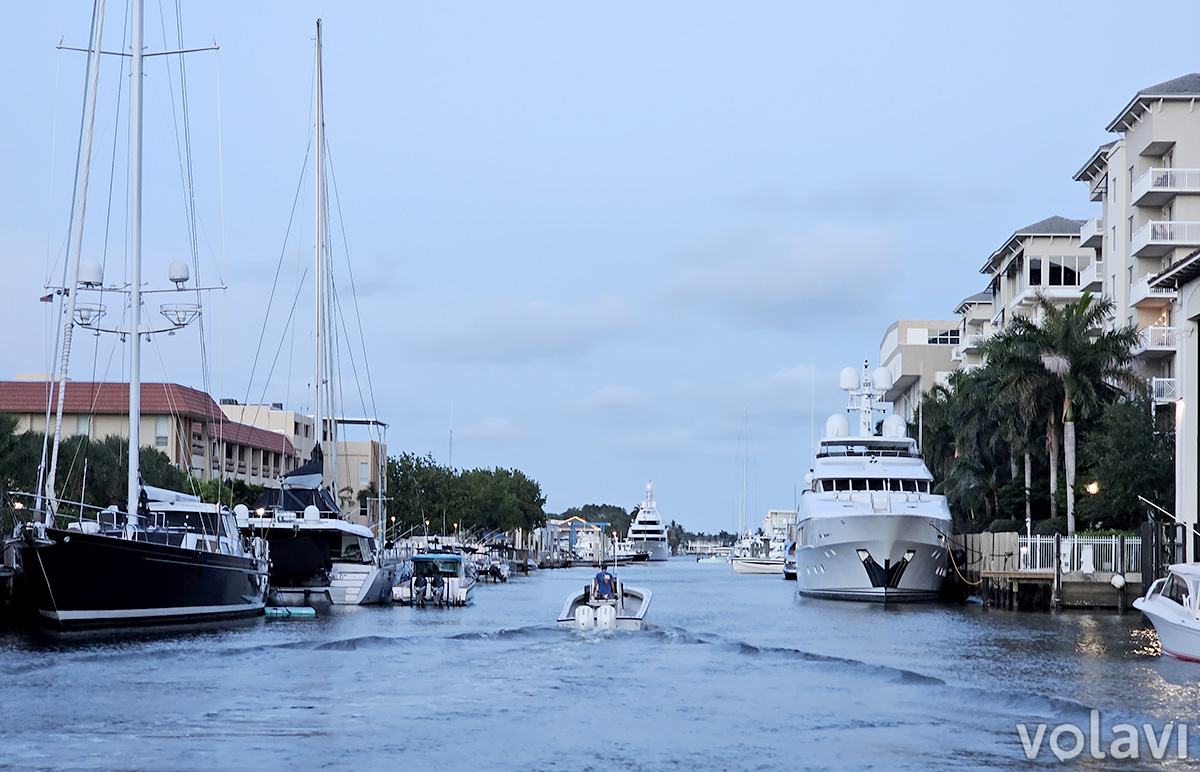 Navegando entre los canales de Fort Lauderdale a bordo del Water Taxi.
