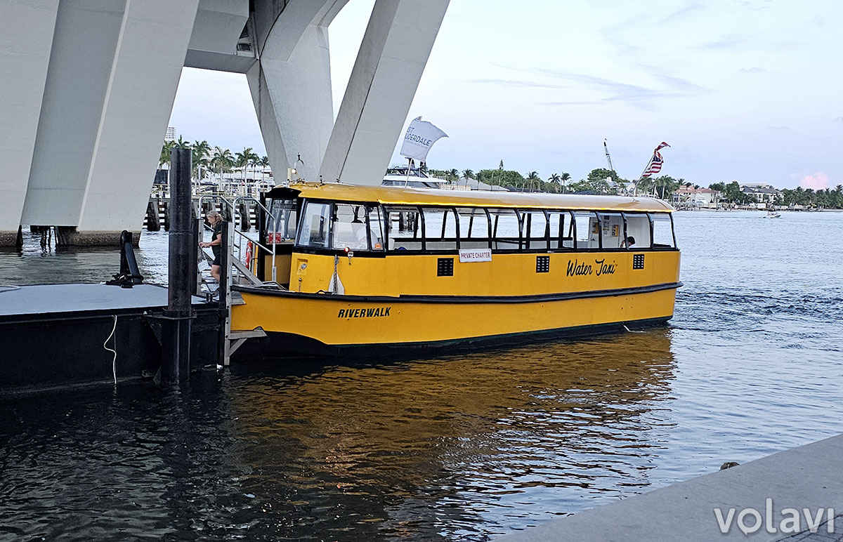 Vista del Water Taxi desde el Puerto de Fort Lauderdale.