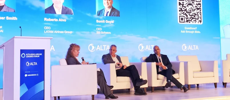 LATAM revela resultados de su transformación tecnológica en el mantenimiento de aviones Roberto Alvo, CEO de LATAM Airlines y Sumit Goyal, CEO de IBS Software, en la presentación sobre inteligencia artificial del ALTA Leaders Forum 2026.