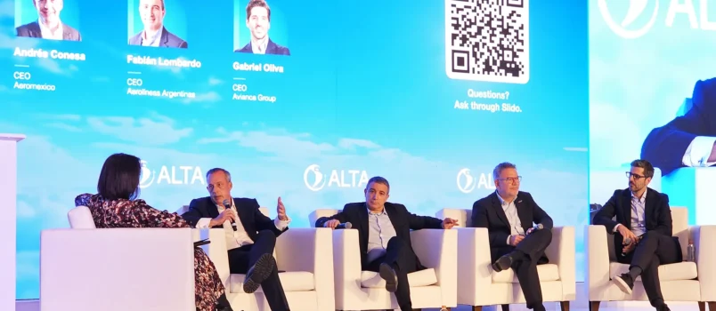 Aerolíneas latinoamericanas replantean sus estrategias ante el alto costo del combustible Andrés Conesa (Aeroméxico), Fabián Lombardo (Aerolíneas Argentinas), Estuardo Ortiz (JetSmart) y Gabriel Oliva (Avianca) durante el panel de CEO del ALTA Airline Leaders Forum 2026, realizado en Ciudad de México.