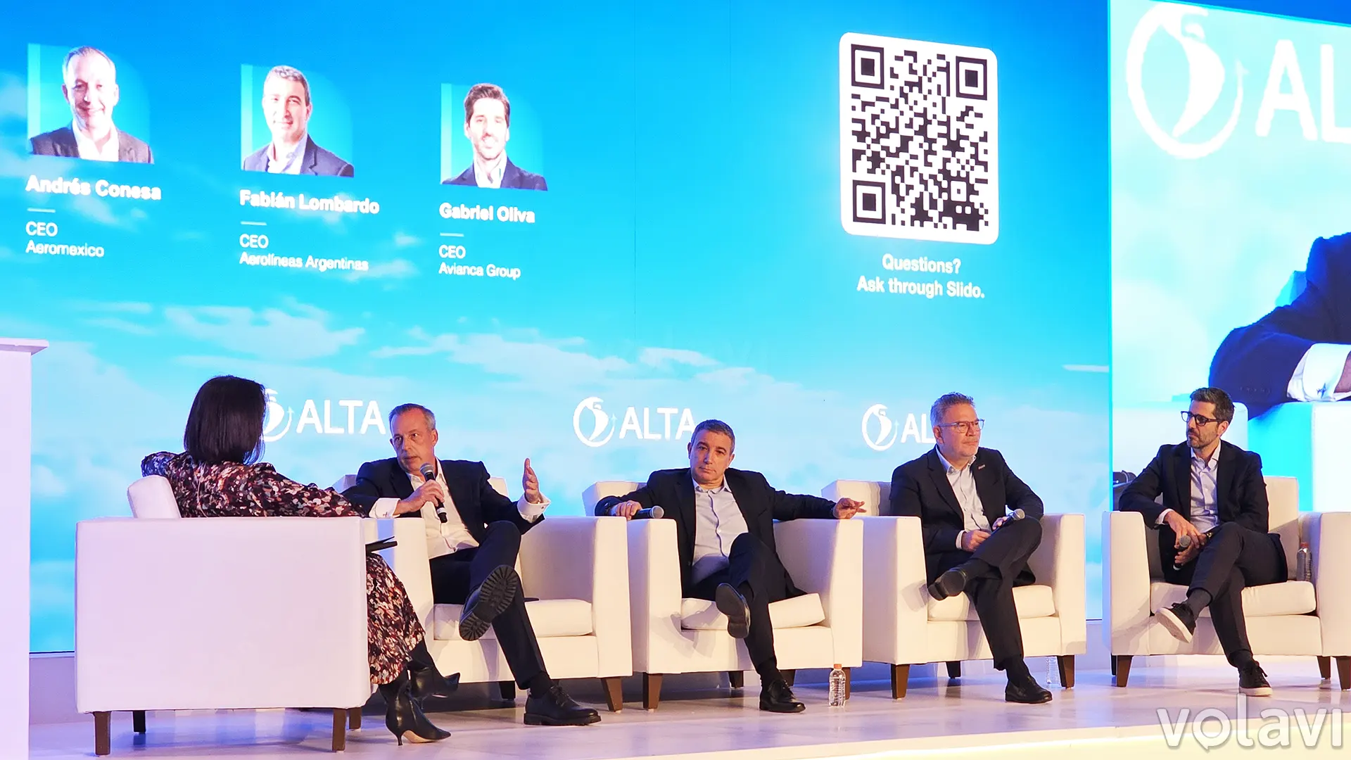 Andrés Conesa (Aeroméxico), Fabián Lombardo (Aerolíneas Argentinas), Estuardo Ortiz (JetSmart) y Gabriel Oliva (Avianca) durante el panel de CEO del ALTA Airline Leaders Forum 2026, realizado en Ciudad de México.
