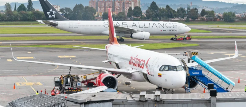 Carga de combustible en un Airbus A320 de Avianca en el Aeropuerto El Dorado de Bogotá.