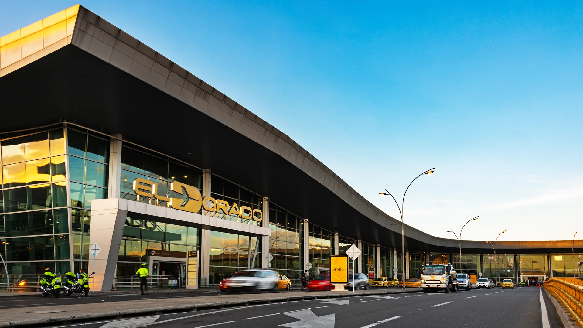 Vista exterior de la terminal del Aeropuerto El Dorado de Bogotá.