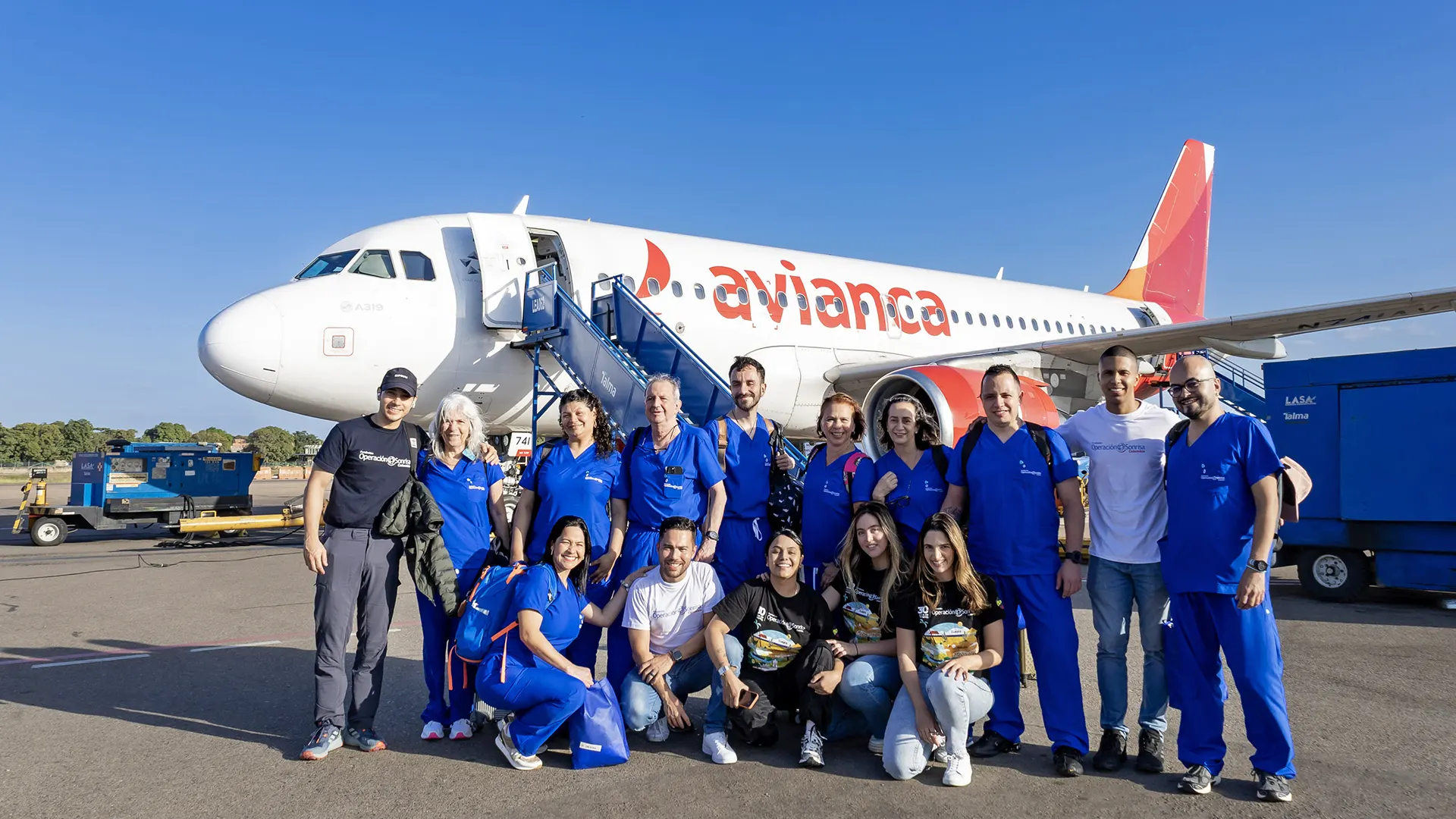 Transporte de médicos a través de Avianca como parte de su programa social.