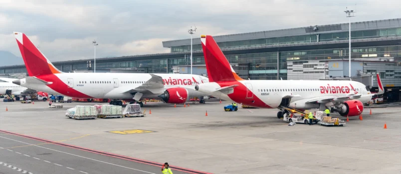 Avianca tendrá más de 4.600 vuelos durante la semana de receso Flota de aviones de Avianca en la terminal internacional del Aeropuerto Eldorado de Bogotá.