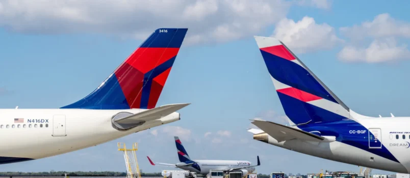 Aviones de Delta Air Lines y LATAM Airlines en el Aeropuerto Internacional de Miami.