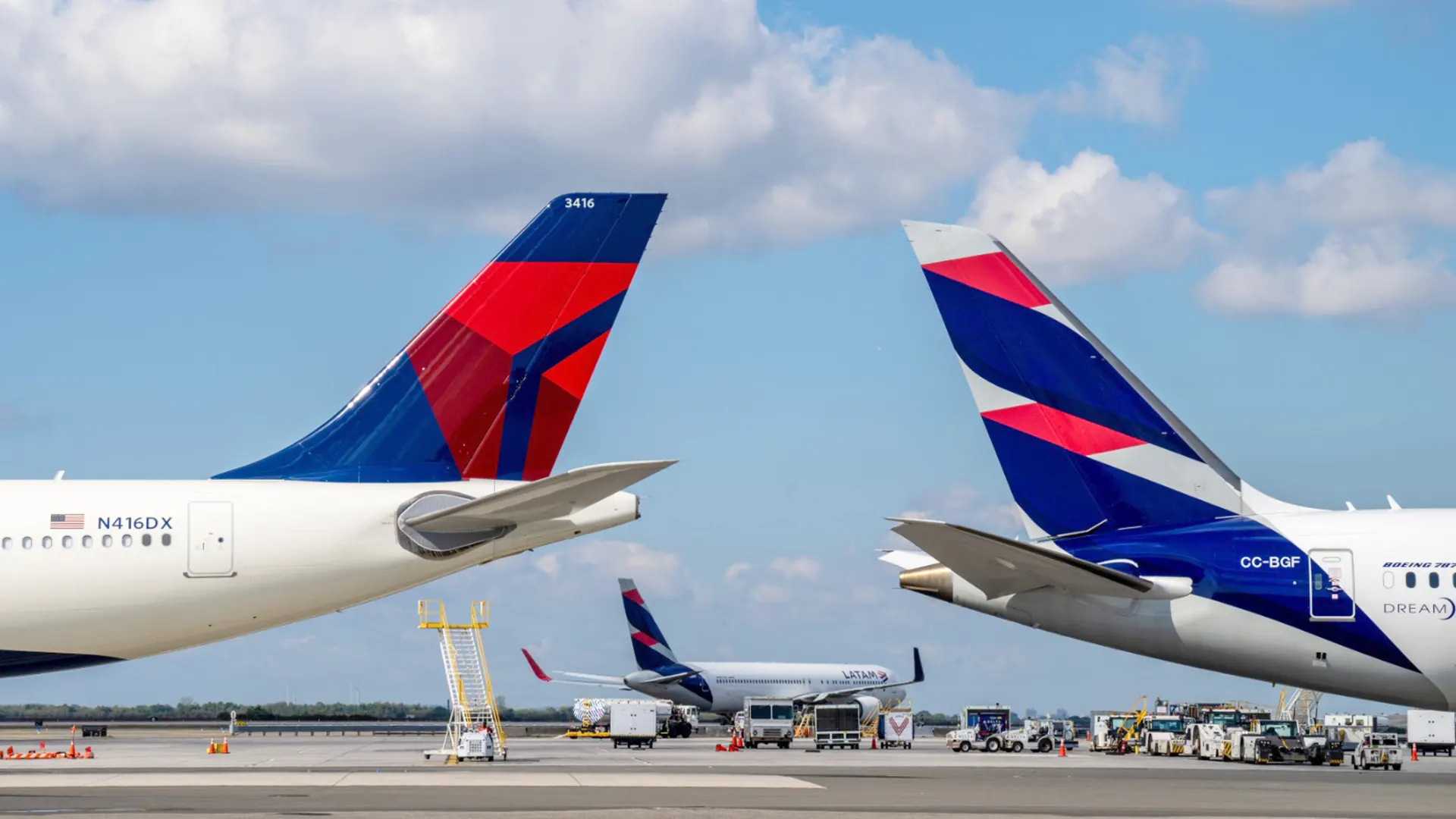 Aviones de Delta Air Lines y LATAM Airlines en el Aeropuerto Internacional de Miami.