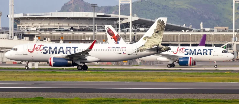 JetSmart anuncia vuelos directos entre Medellín y Buenos Aires Flota de Airbus A320neo de JetSmart en el Aeropuerto Arturo Merino Benítez de Santiago, Chile.