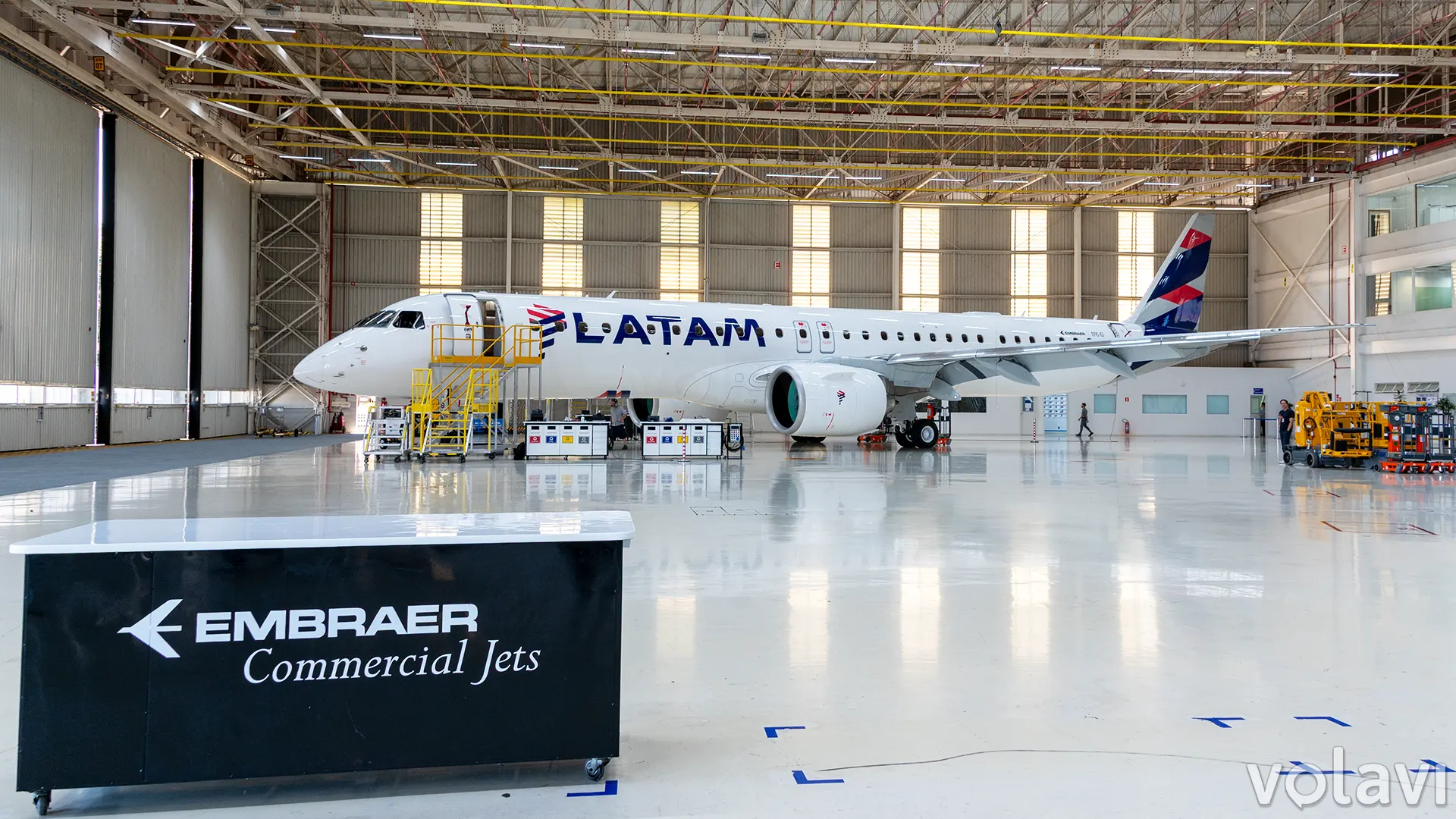 Otro de los Embraer 195-E2 de LATAM Airlines (PS-LTB), siendo alistado en el hangar del fabricante en São José dos Campos, Brasil. Otro de los Embraer 195-E2 de LATAM Airlines (PS-LTB), siendo alistado en el hangar del fabricante en São José dos Campos, Brasil.