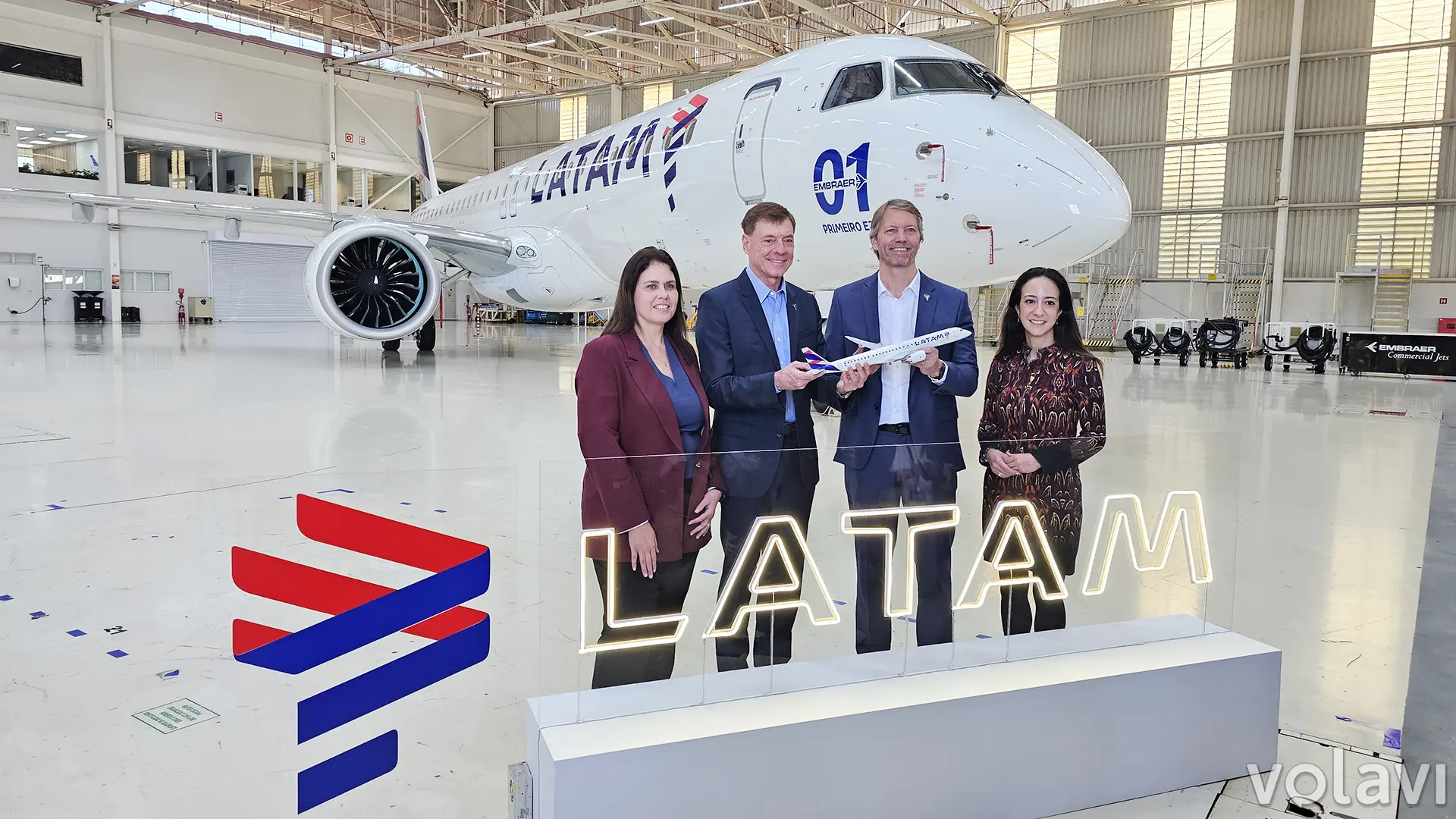 Directivos de Embraer y LATAM Airlines en la ceremonia de entrega del primer E2 en Brasil. Directivos de Embraer y LATAM Airlines en la ceremonia de entrega del primer E2 en Brasil.