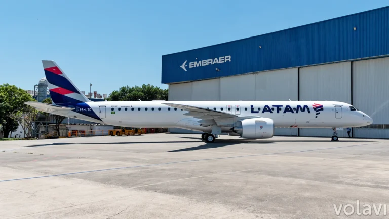 LATAM recibió su primer E195-E2, avión con el que se expandirá en Brasil