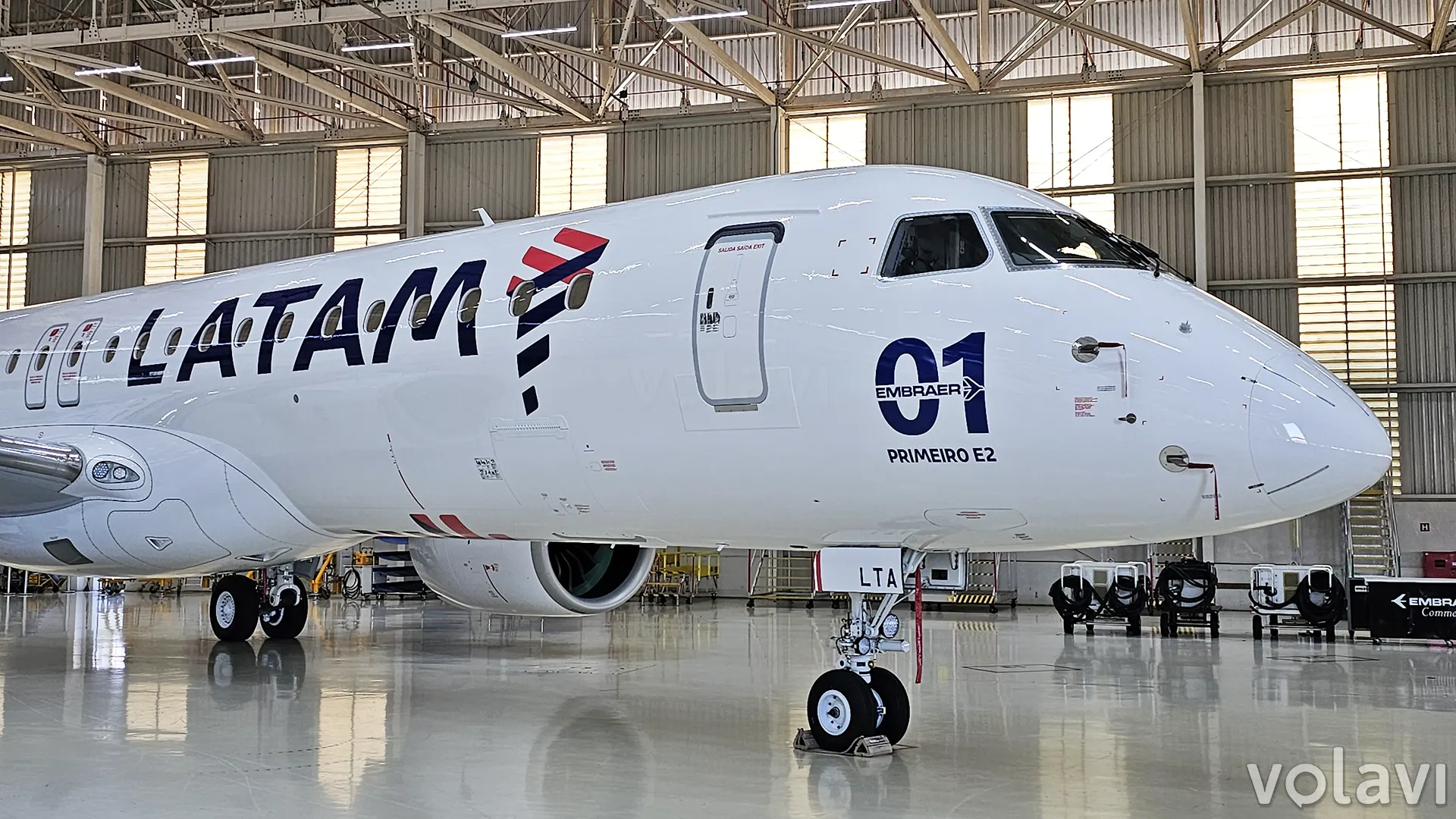 Primer Embraer 195-E2 de LATAM Airlines (PS-LTA), con el signo distintivo de la primera unidad de la flota. Primer Embraer 195-E2 de LATAM Airlines (PS-LTA), con el signo distintivo de la primera unidad de la flota.