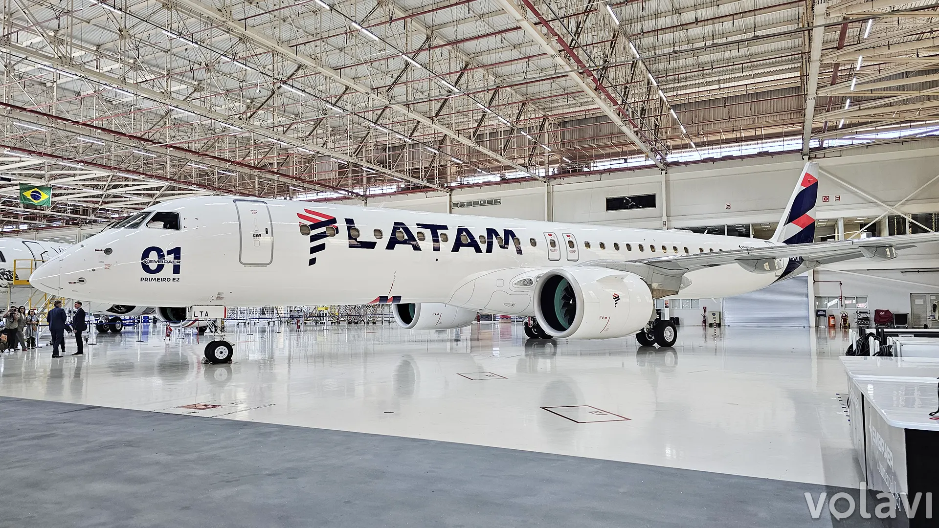 Vista lateral del primer Embraer 195-E2 de LATAM en el hangar de Brasil. Vista lateral del primer Embraer 195-E2 de LATAM en el hangar de Brasil.