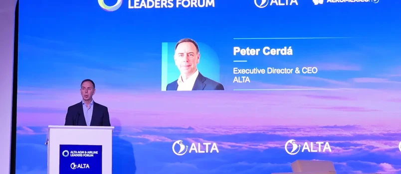 ALTA alerta por aumento del 79% en el gasto de combustible de las aerolíneas Peter Cerdá, CEO de ALTA, durante la apertura del AGM & Leaders Forum 2026 en Ciudad de México.